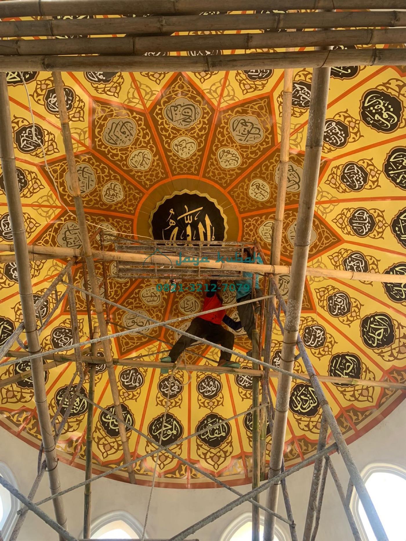 Proses pemasangan plafond kubah masjid kuning emas Jaya Kubah