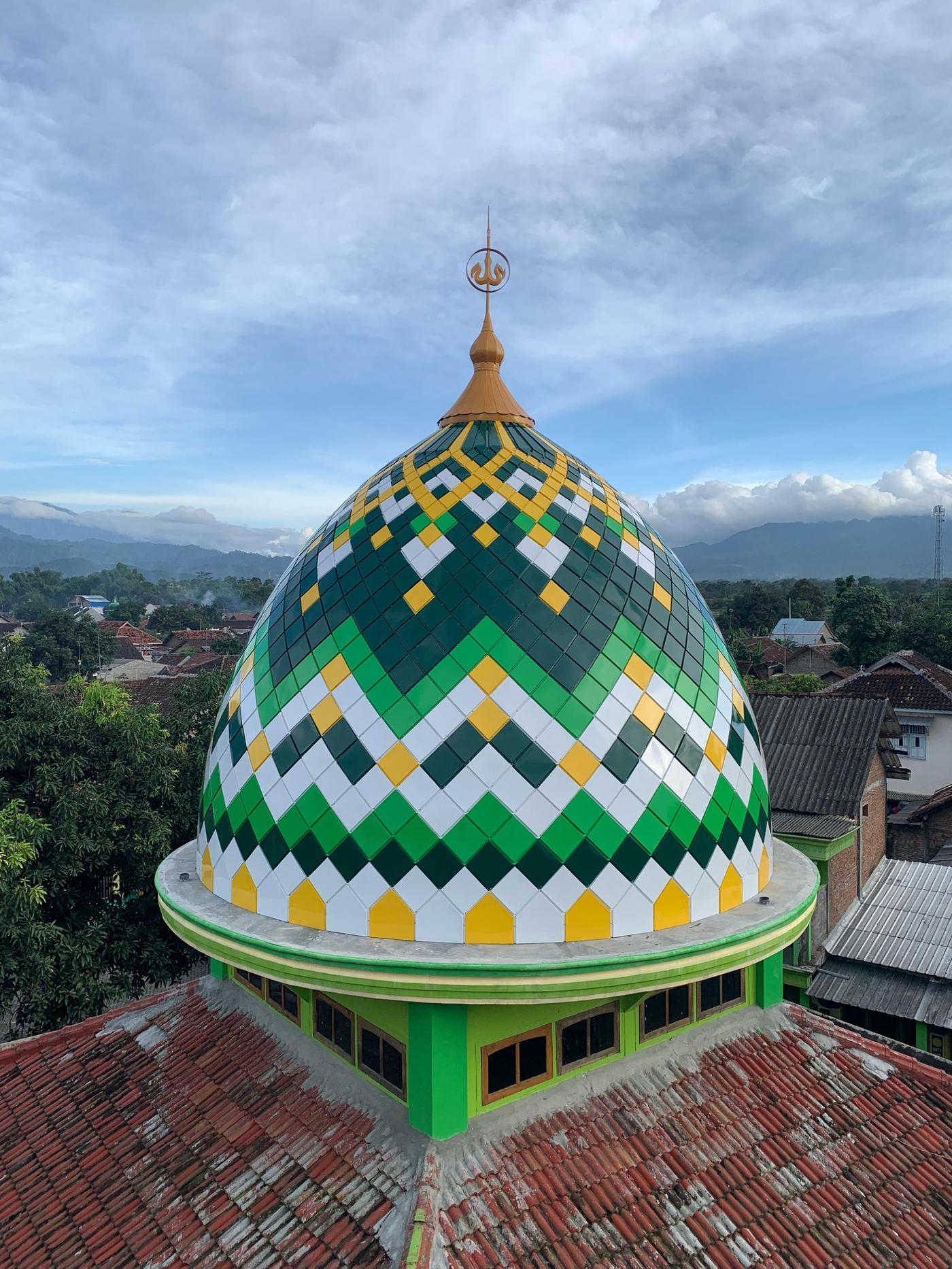 Kubah hijau kuning putih geometris – Jaya Kubah