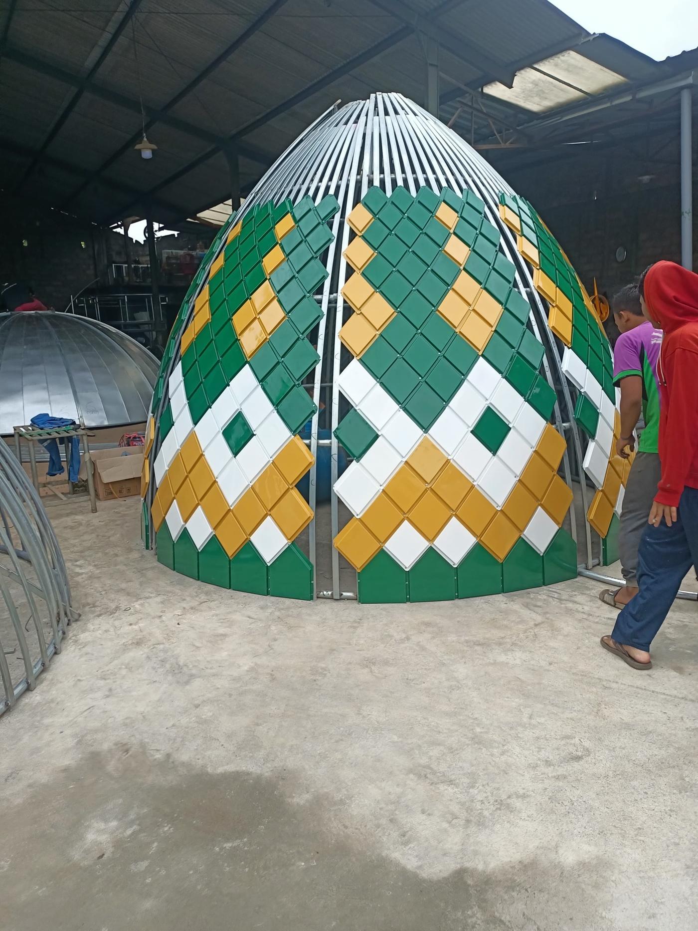 Proses pemasangan kubah hijau kuning putih – Jaya Kubah